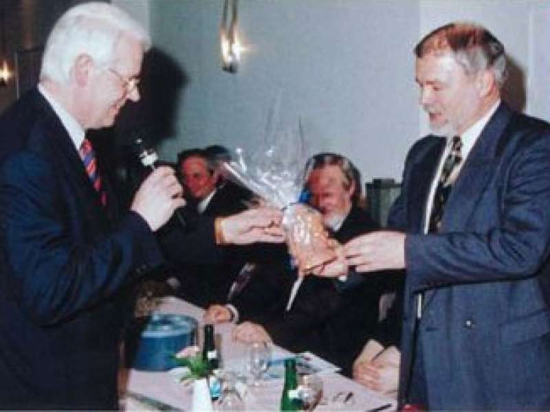 Peter Lammert übergibt Wirtschaftsminister Dr. Harald Ringstorff 1995 ein Präsent